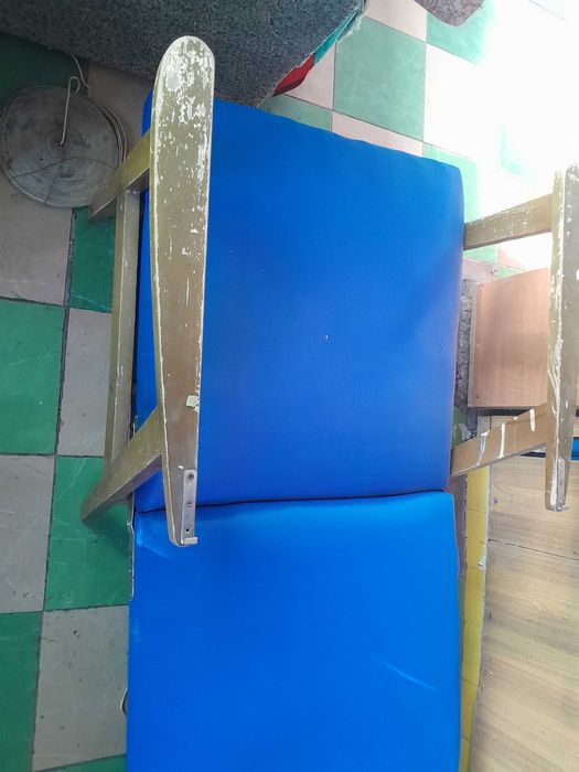 Продам кресло бордового цвета