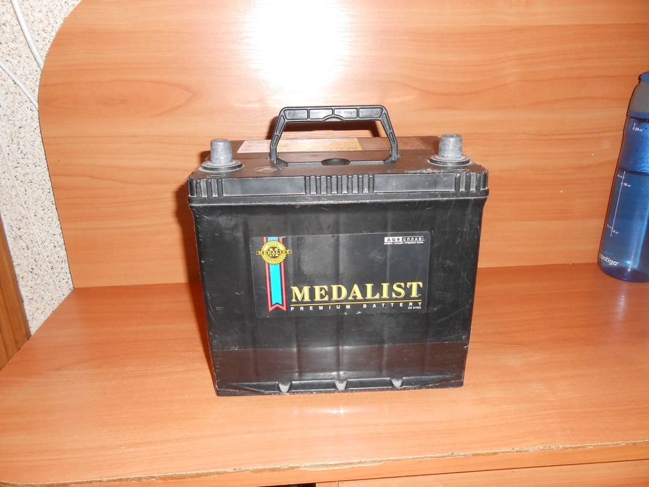 Автомобильный аккумулятор (севший)