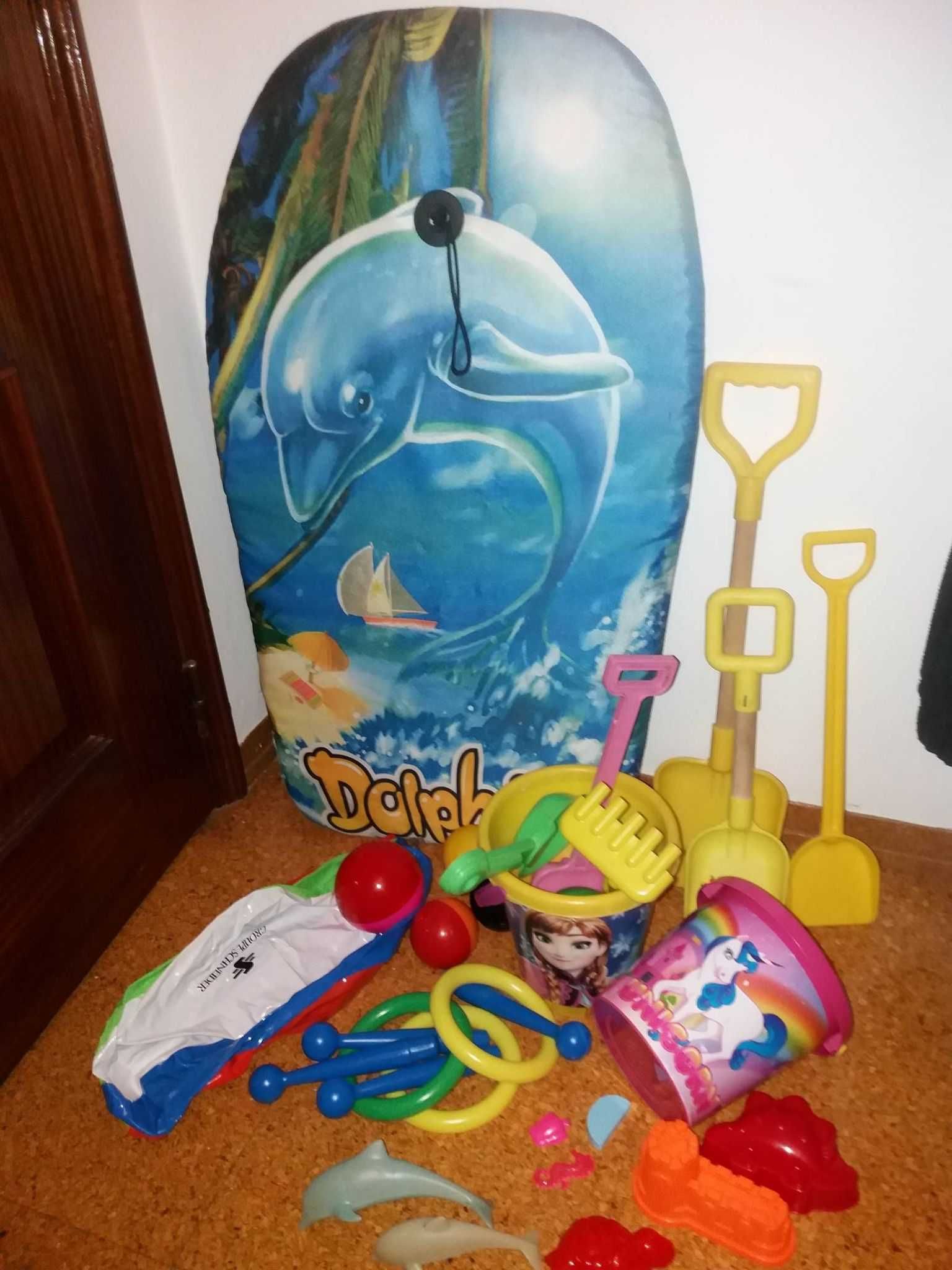 Conjunto de brinquedos de menina para a praia.