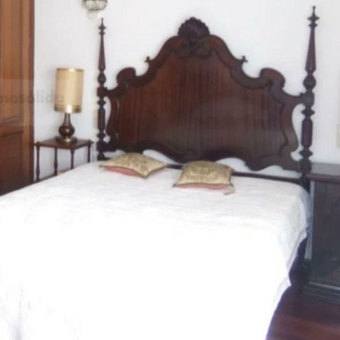 Cama de casal em madeira maciça