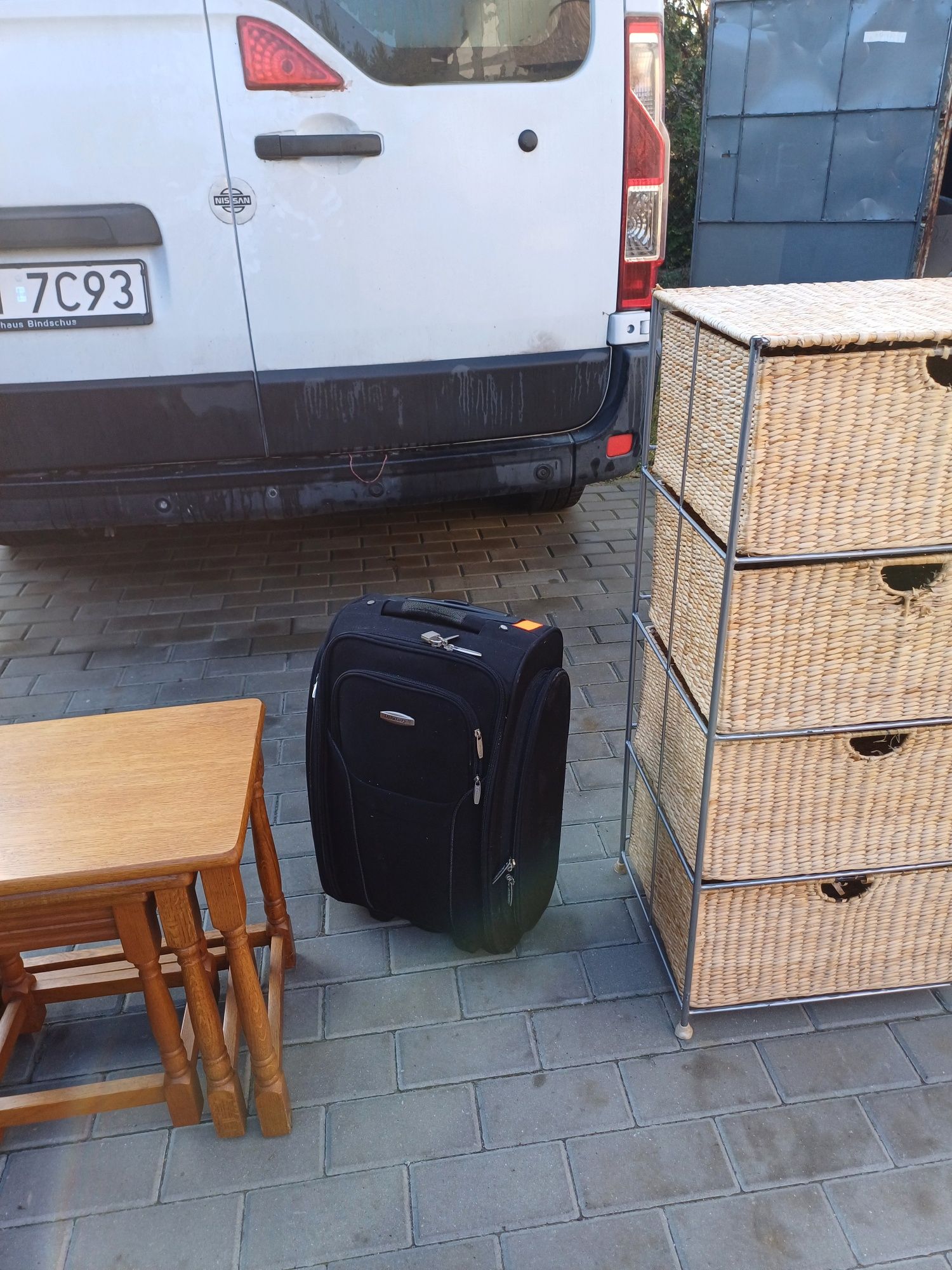Slupek z rattanowymi szufladami