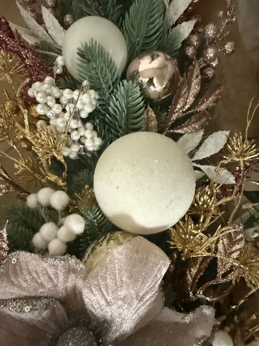 Різдвяна композиція зі штучних квітів