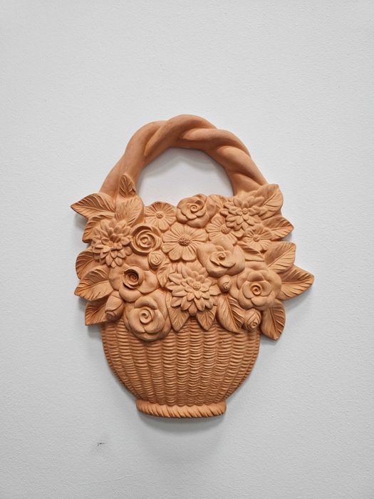 Dekoracja ścienna z terakoty – kosz z kwiatami