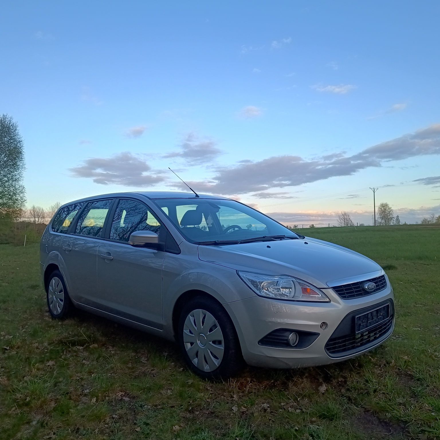 Ford focus lift  1.6 benzyna   2008 rok 78 tys km klima elektryka