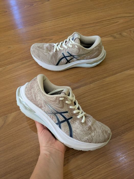Кросівки жіночі ASICS