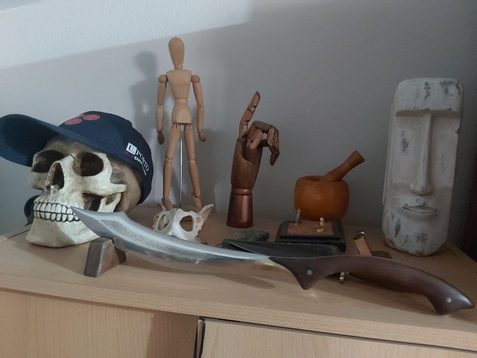 Faca artesanal forjada à mão – lâmina curva em aço e cabo em madeira