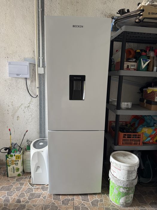 Frigorífico com dispensador de água
