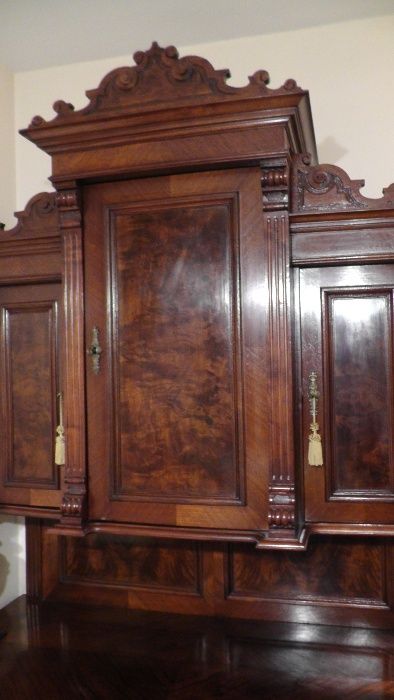 Eklektyczny stary kredens