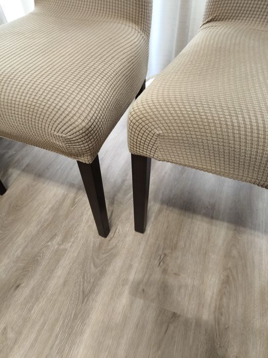 Cadeiras com capas em bom estado