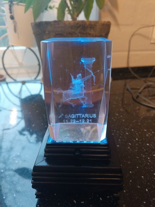 Кришталевий сувенір із 3D-зображенням знака зодіаку