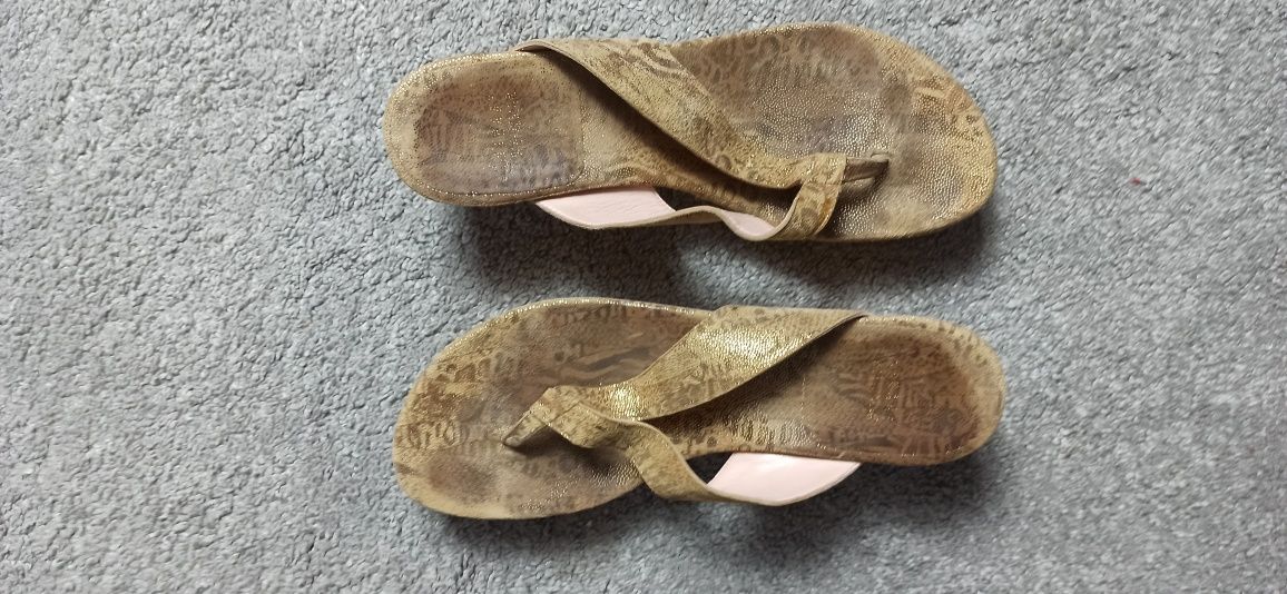 Klapki japonki koturna Stuart Weitzman 39