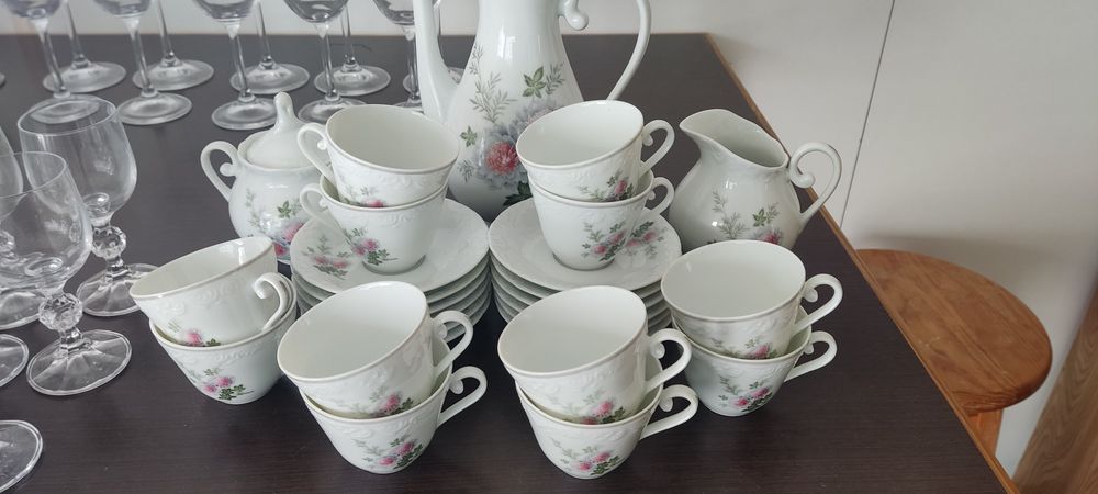 Conjuntos de copos e chávenas antigos.