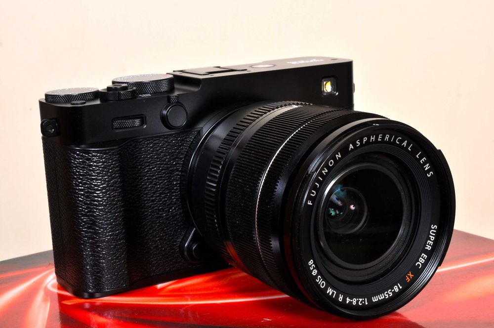 Fuji X-E5 Nova + XF 18x55 F: 2.8-4.8 em estado novo. Bateria extra.