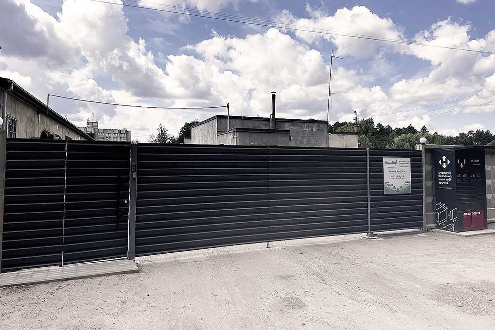 Парковка 700 м² в Охоронюваному комплексі. Київське шосе 143. Власниця