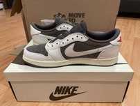 Jordan
x Travis Scott Air Jordan 1 Low OG "Reverse Mocha" sneakers