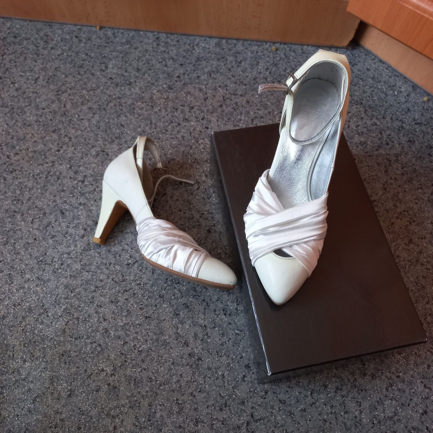 Туфли  босоножки белые  EXtreme свадебные   на каблуке 8 см.