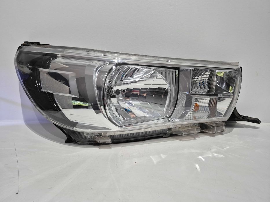 Toyota Hilux VIII 15-20 Lampa reflektor prawy przód Europa oryginalny