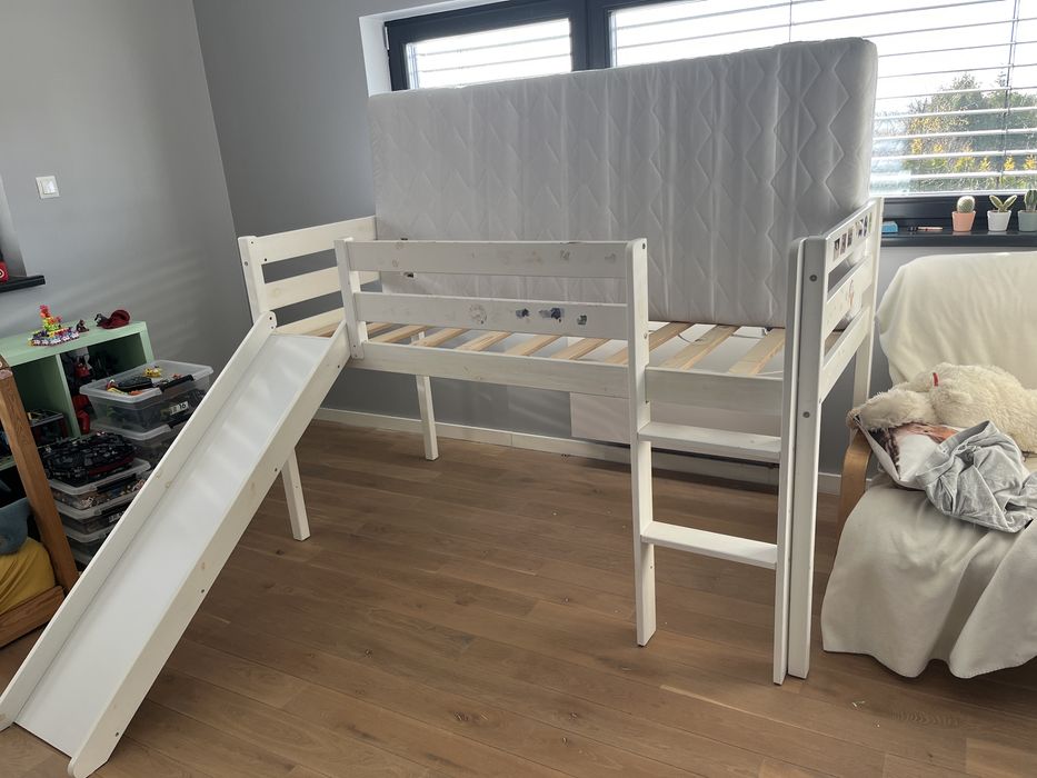 Łóżko piętrowe z drabinką i zjeżdżalnią