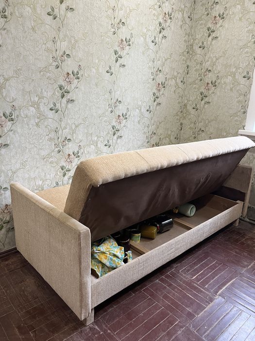 Диван бежевий книжка