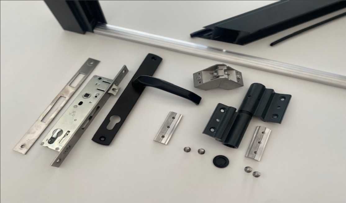 Brama drzwi panelowe aluminiowe techniczne gospodarcze garażowych 40mm