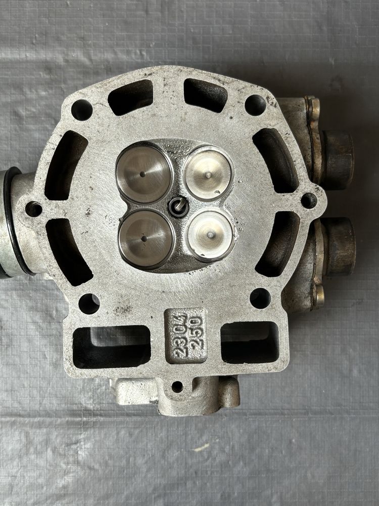 Głowica Silnik BETA RR250 RFS KTM 250 RFS Pokrywa zaworów wałek