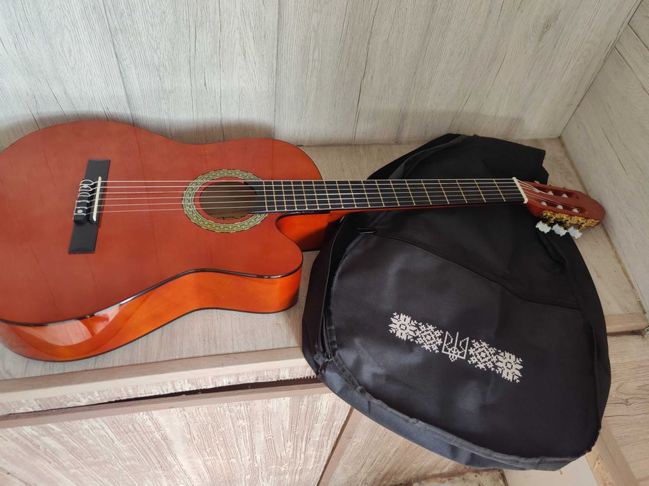 Классическая гитара Maxtone CGC-3910C