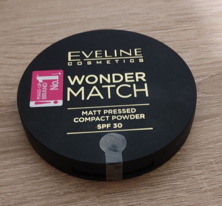 Puder prasowany Eveline Cosmetics z SPF 30