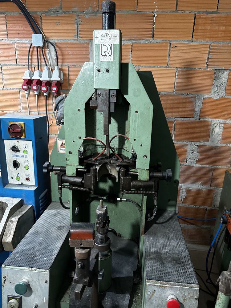 Maquina de fechar calquenheiras