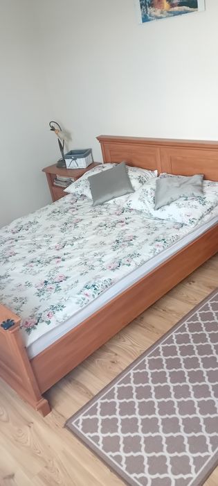 Sypialnia. Łóżko, szafa, szafki nocne