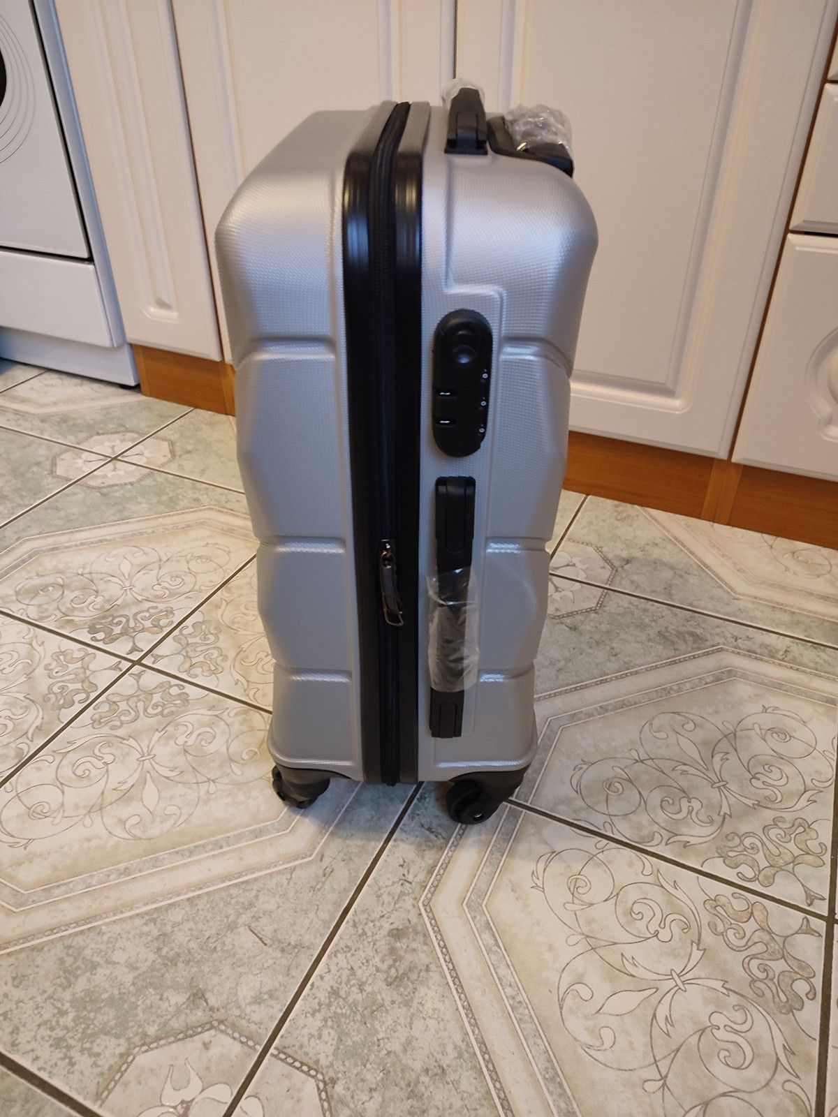 Nowa srebrna walizka podróżna