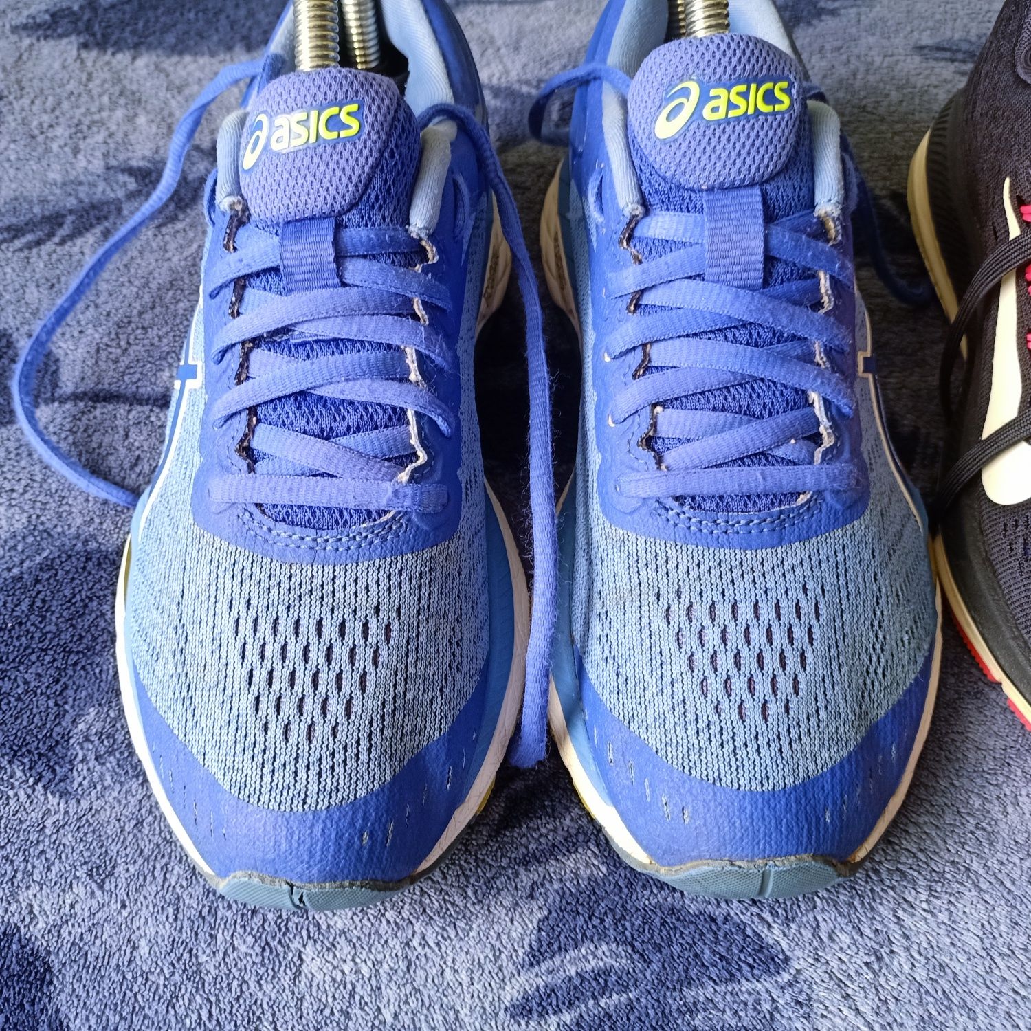 Trzy pary butów sportowych,  2 pary Nike i  , 1 para Asics  36-38