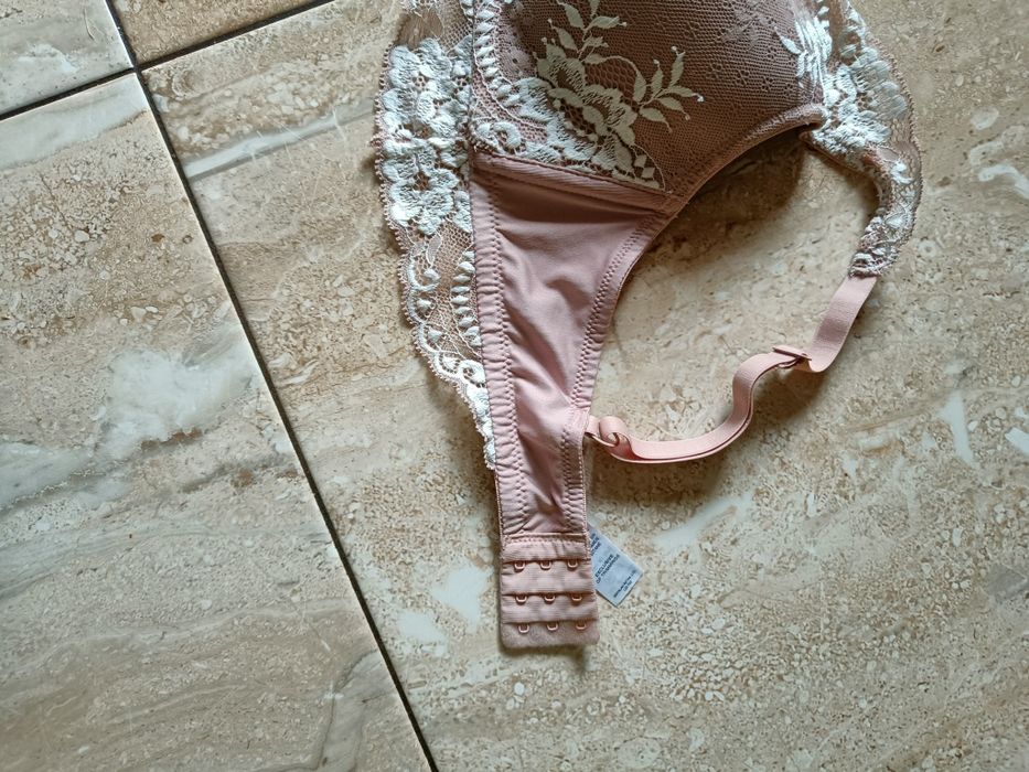 Biustonosz z pięknej koronki rozmiar 80 D