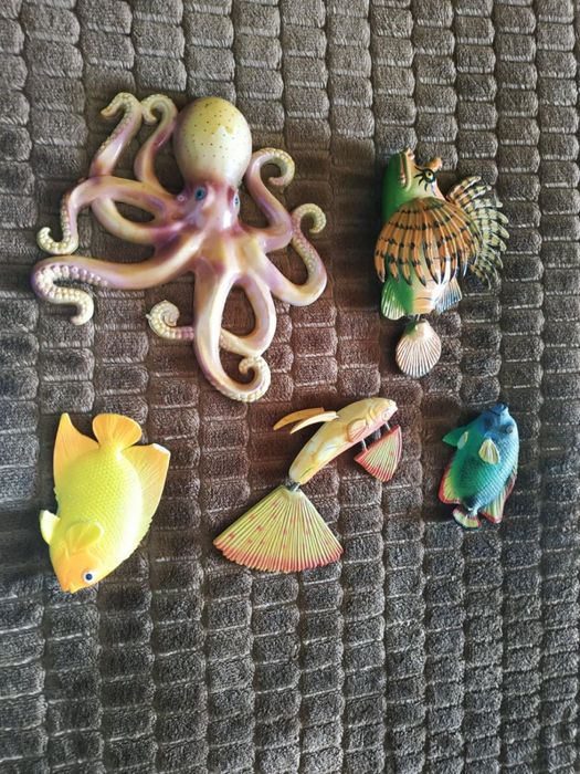 Декоративные камни и ракушки разных расцветок