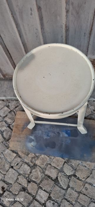 Antigo banco em metal