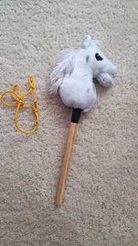 Mały biały hobby horse