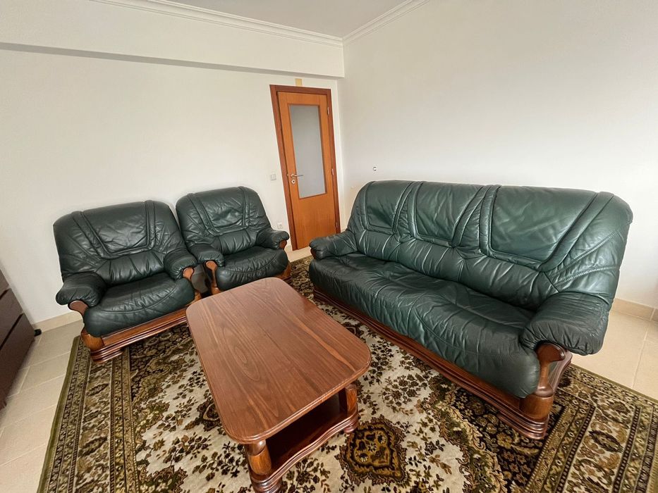 Conjunto sofás em pele