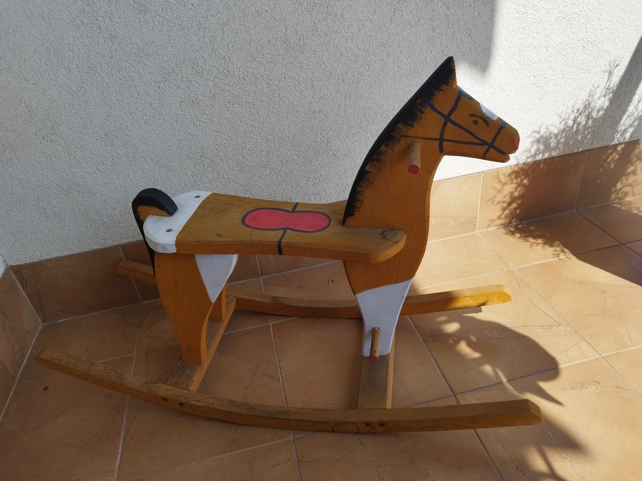 Konik na biegunach dla dziecka (drewniany)