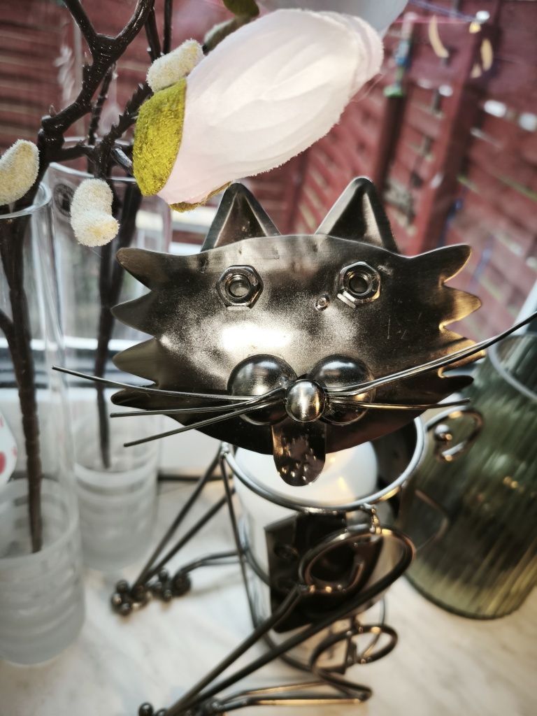 Metalowy kot stojak na wino metaloplastyka