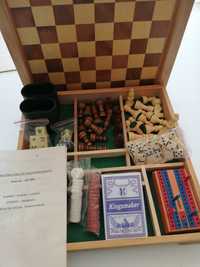 Caixa de madeira com jogos