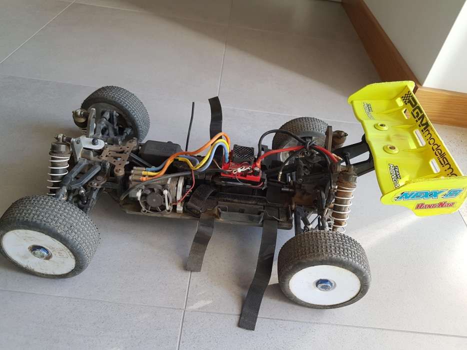 Carro eléctrico 1:8 competição