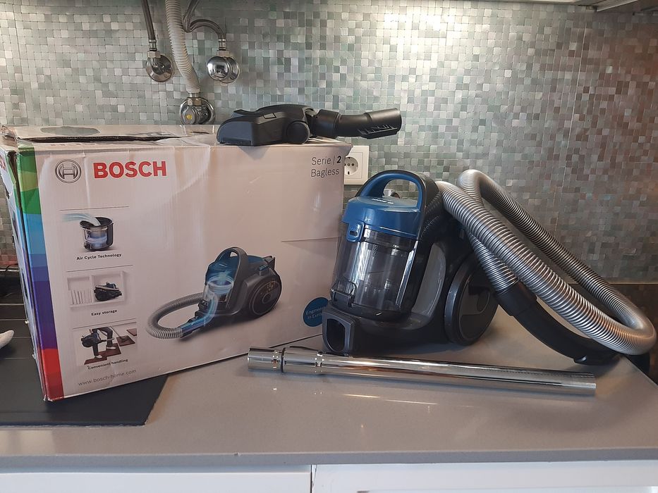 Aspirador Marca  BOSCH série 2 bagless