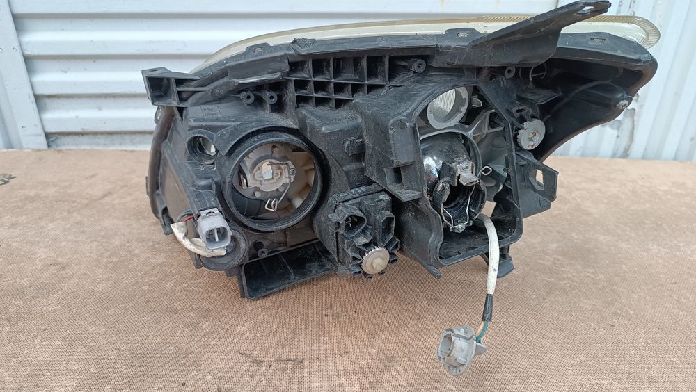 Vendo farol direito de Toyota Avensis ano 2005/07