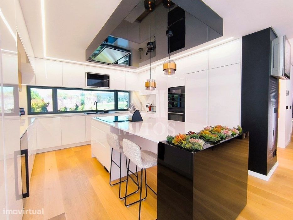 Moradia isolada com piscina e jardim