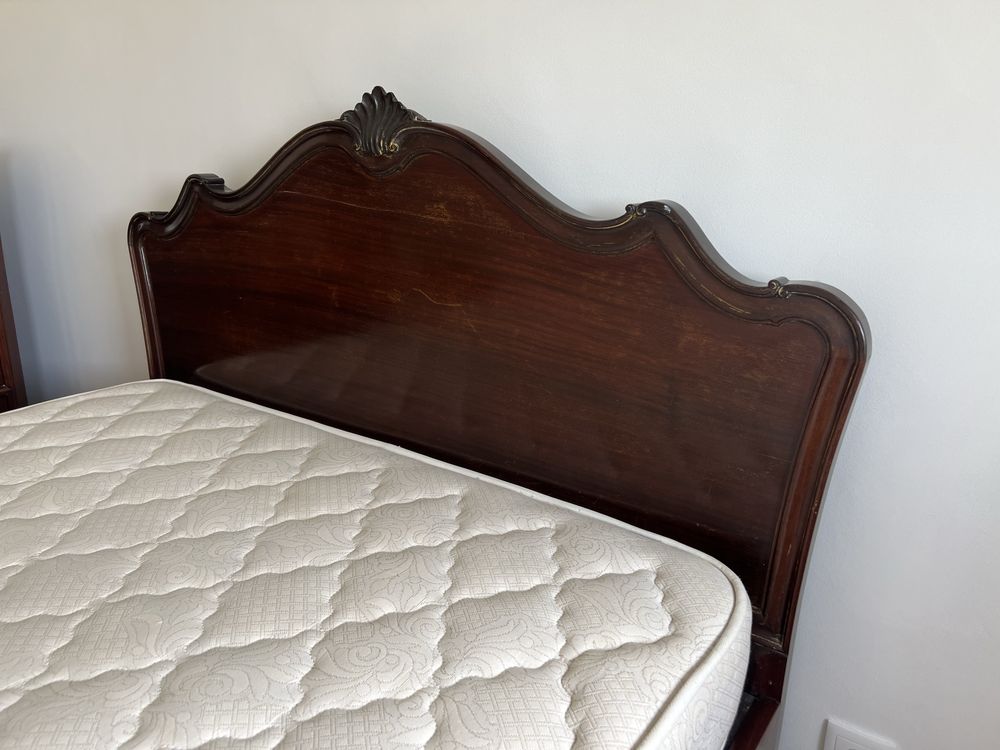 Cama antiga em madeira maciça
