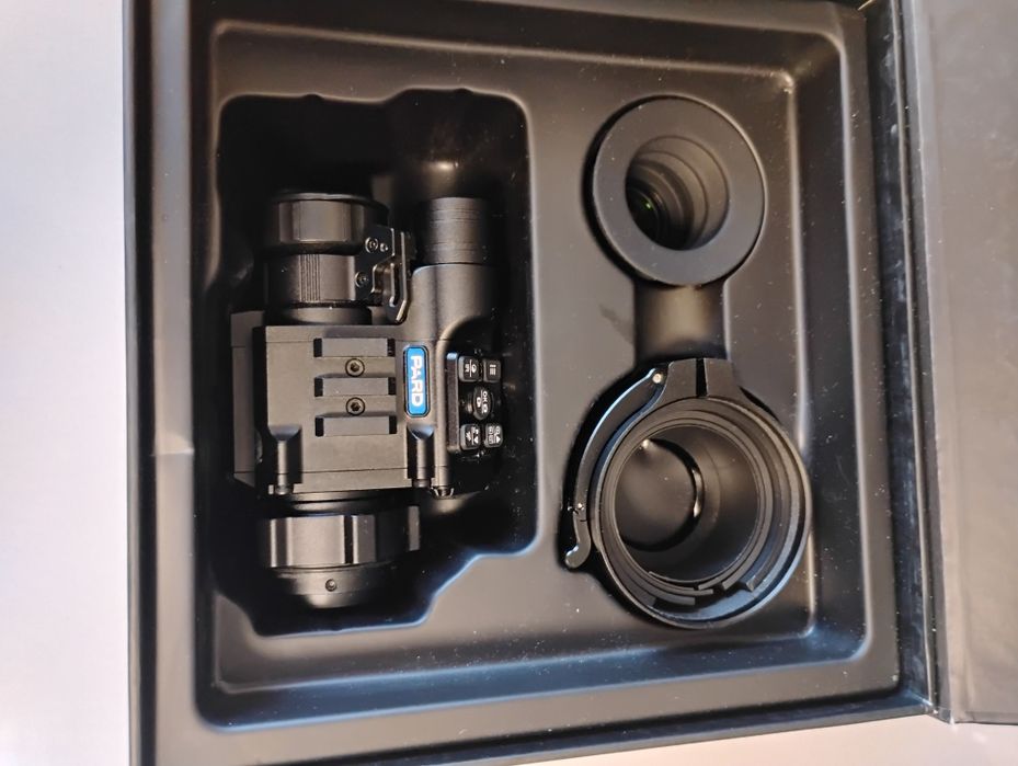 Nasadka celownik i monookular w jednym