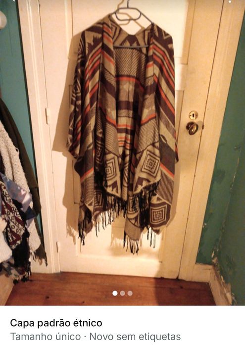 Cachecóis várias cores, ponchos e luvas