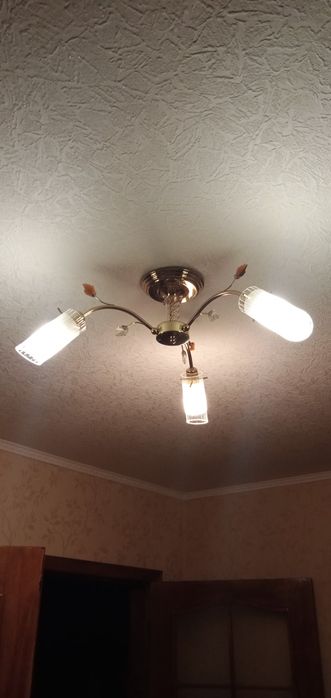 Люстра на три лампочки  С37