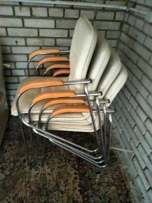 Стул офісний за ціною чашки кави- 85 грн за шт.