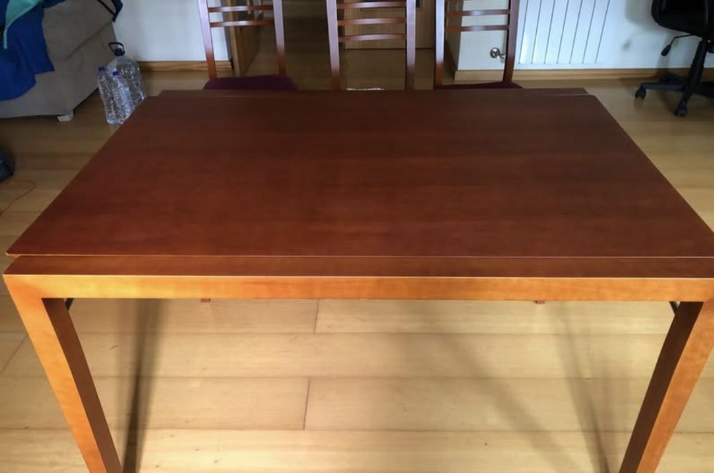 Mesa em cerejeira extensivel com 3 cadeiras