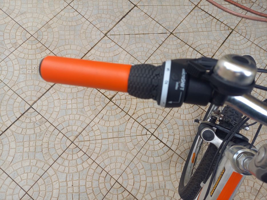 Bicicleta de senhora, BH, roda 26", em alumínio.